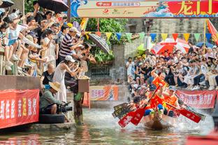 不在线！特雷-杨半场10投2中得到6分且有3失误 三分4投0中